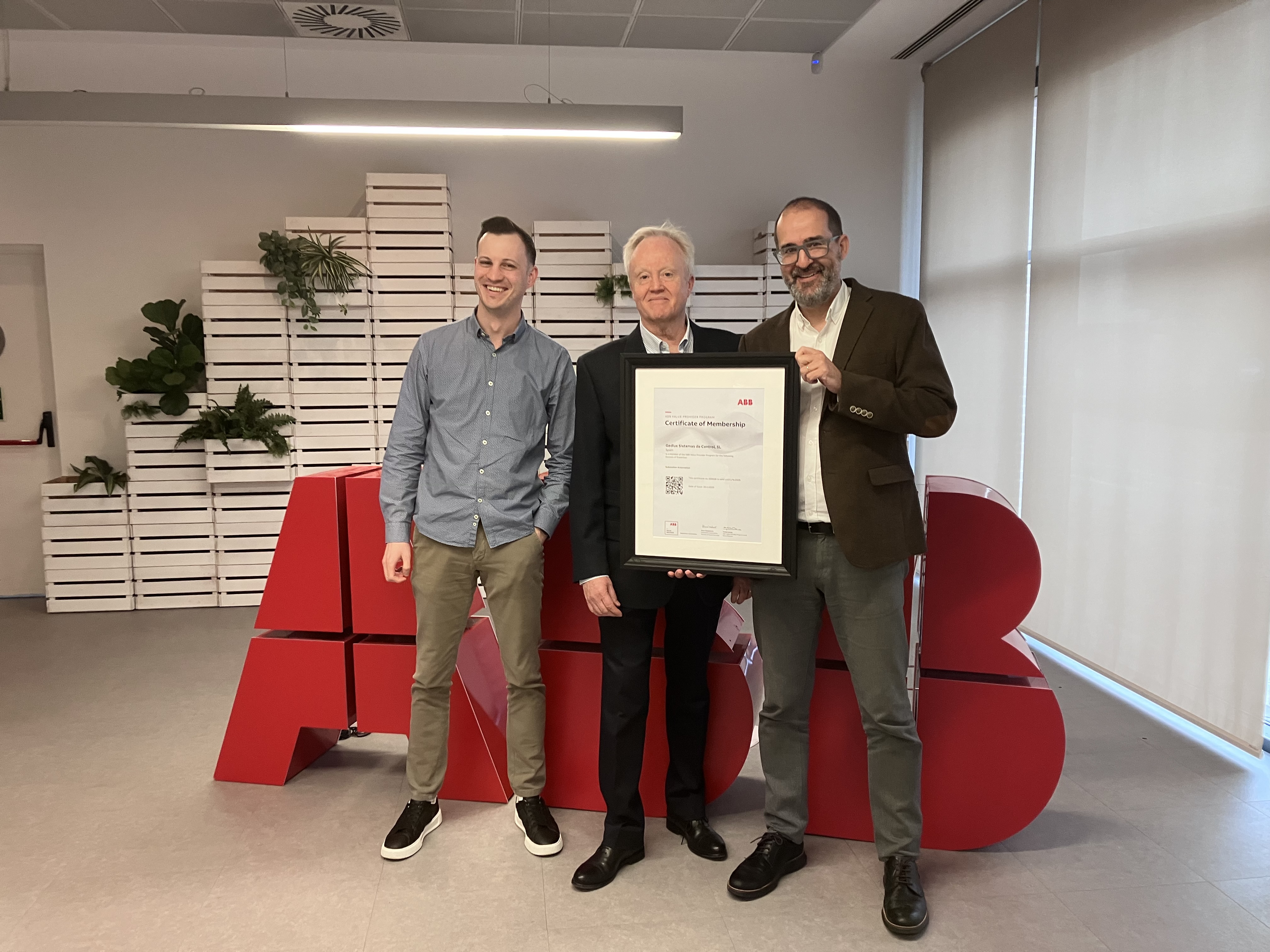 ABB presents the Managing Director of GEDLux with Value Provider status for Substation Automation.